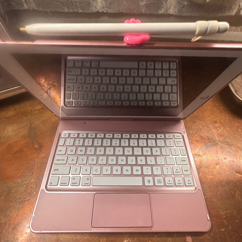 iPad 32gb plus cellular ATT  pen & light up trackpad &keyboard hard case